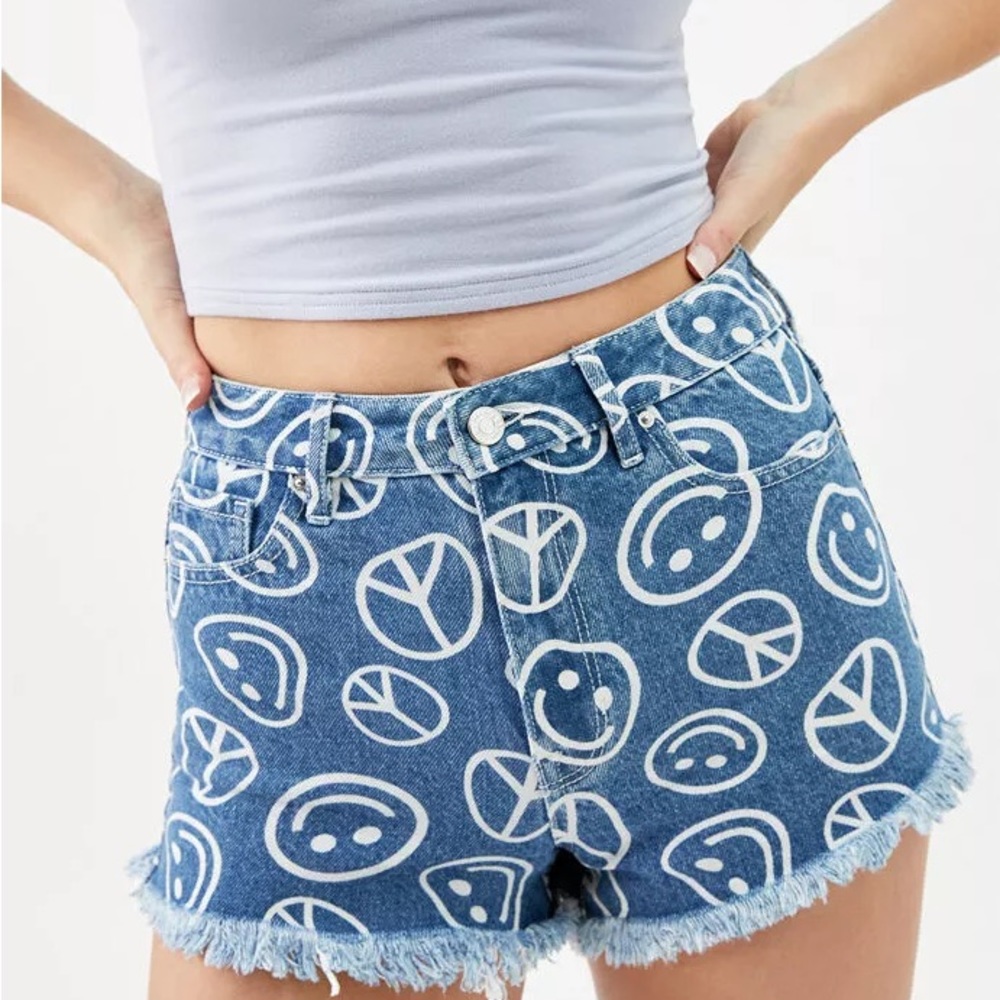 Packing high rise festival shorts smiley faces peace sign blue denim size 24